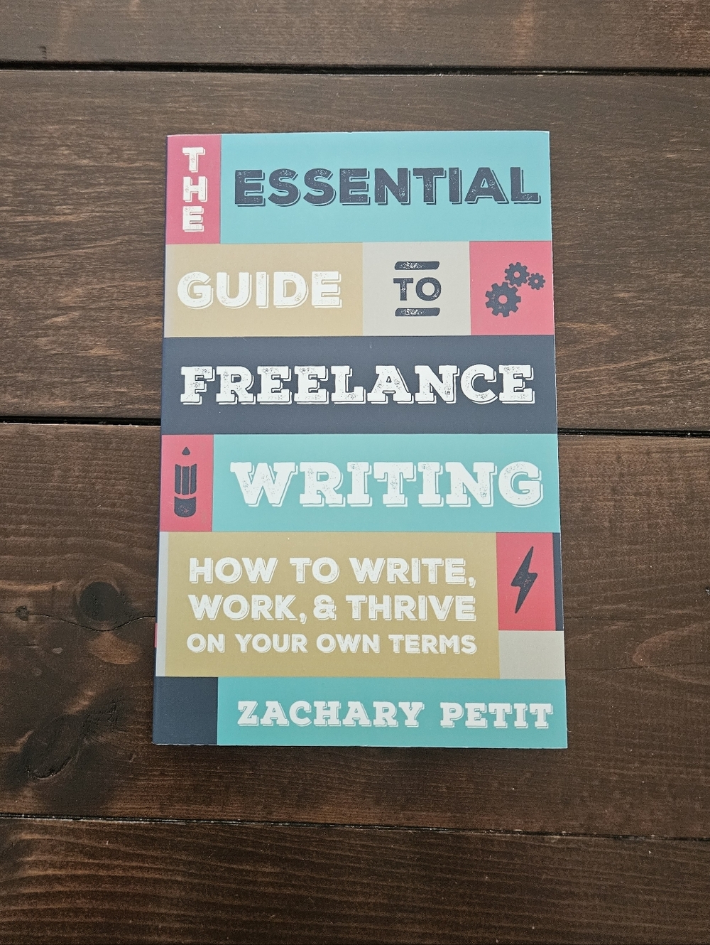 The Essential Guide to Freelance Writing‎ by Zachary Petit Paperback